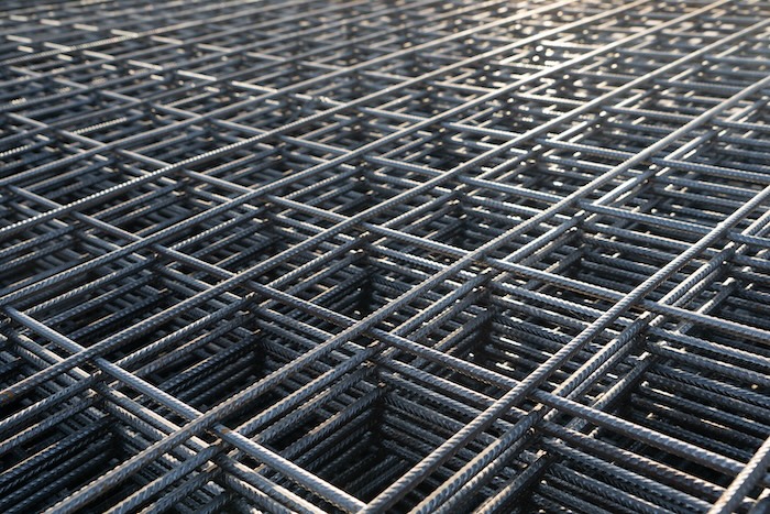 The rebar is bonded with steel wire for use as a construction infrastructure. Which part of the rebar has rusted due to chemical reactions.